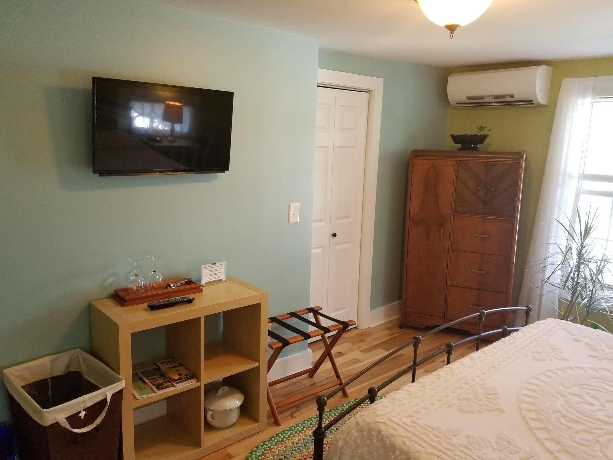 The Blackberry Inn Bed & Breakfast Watkins Glen Extérieur photo